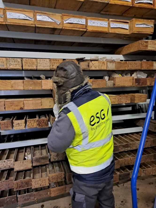 AN ES-Geothermie employee sampling of granite rocks in the core shelter.